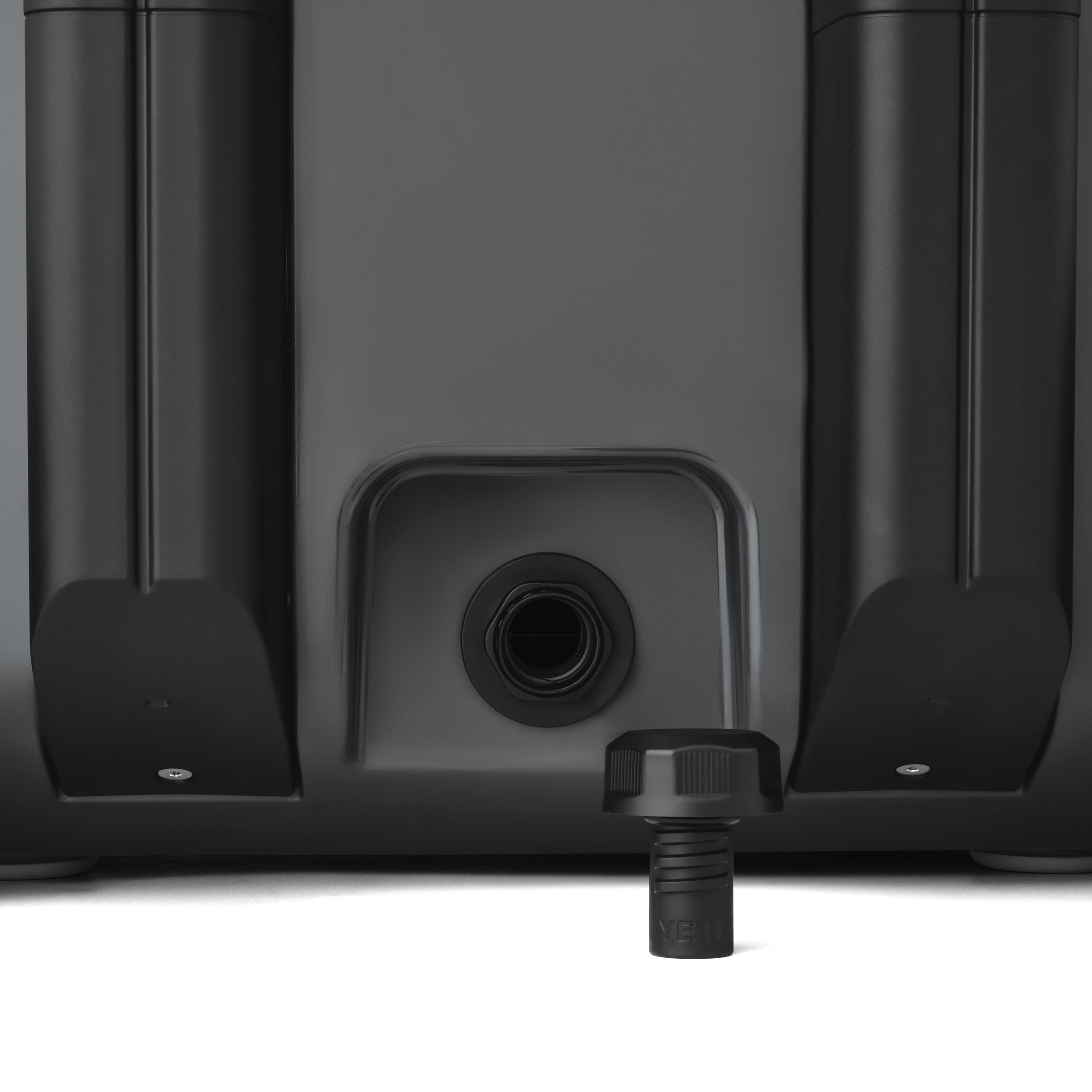 ROADIE® 32 WHEELED COOL BOX Charcoal