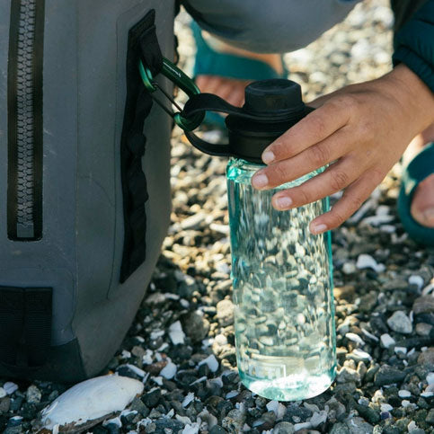 YONDER TETHER CAP 25 OZ (750 ML) WATER BOTTLE Navy